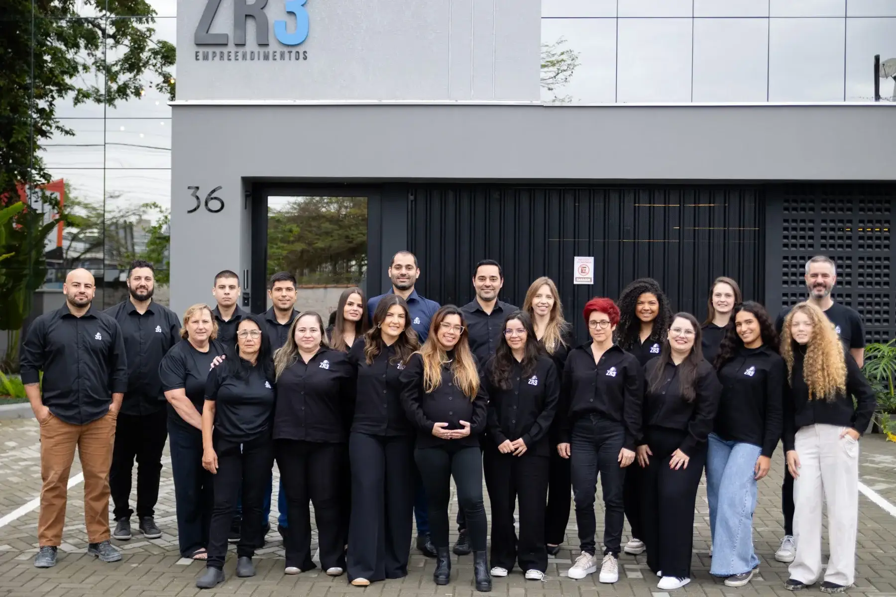Equipe da ZR3 reunida em frente à sede em Joinville