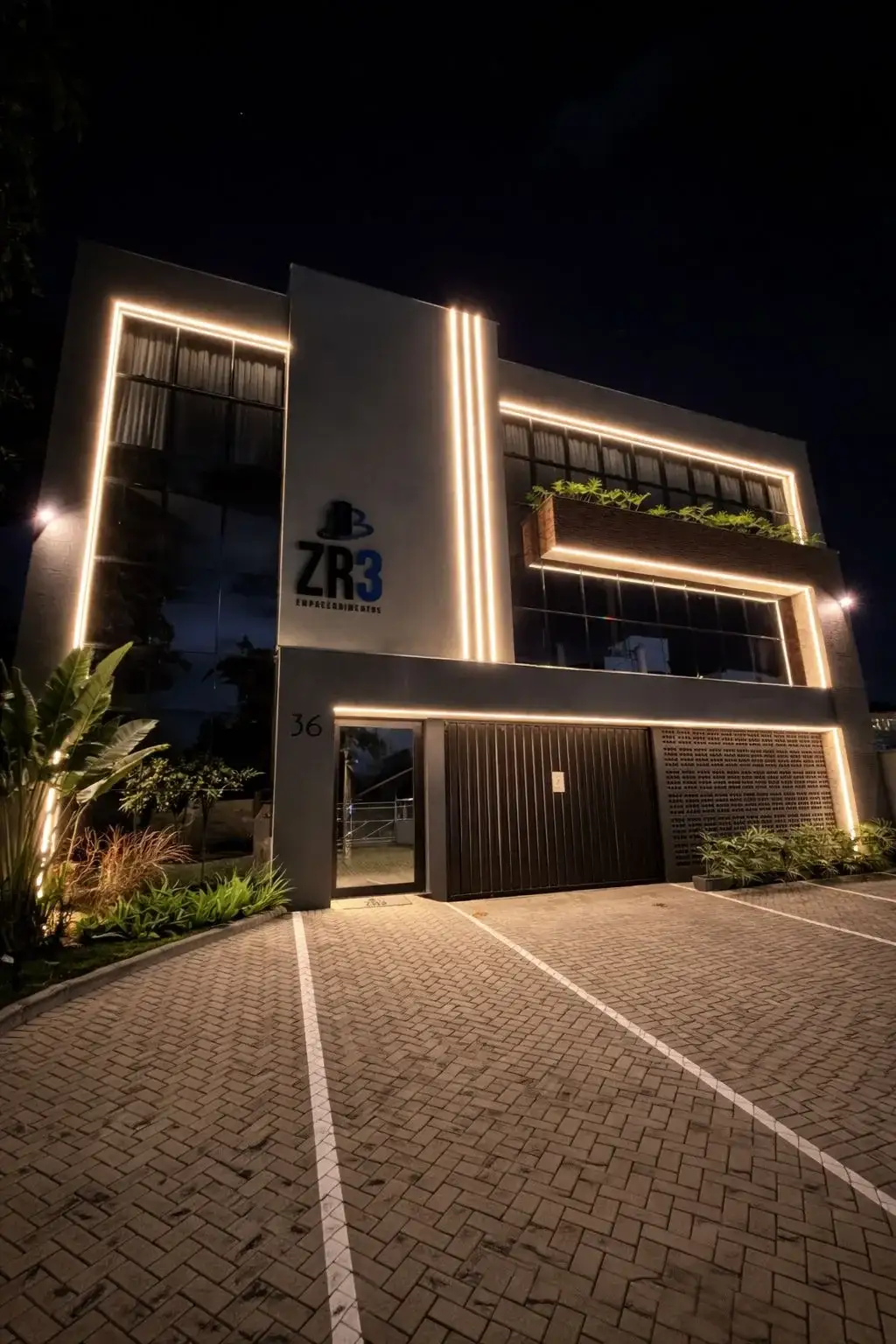 Sede da ZR3 à noite, no bairro América em Joinville