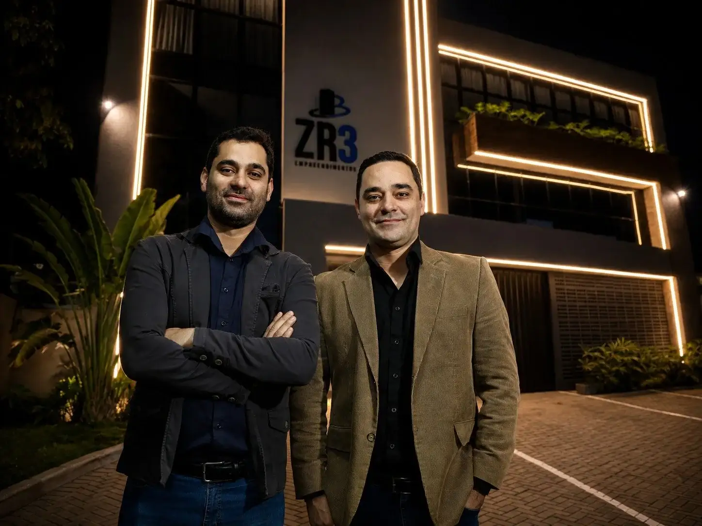 Rafael e Guilherme Knabben em frente à sede da ZR3